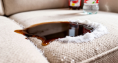 Диван весь в пыли и грязи: 4 способа вернуть ему свежесть без химчистки — запомните эти копеечные средства