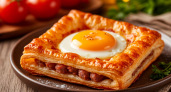 Завтрак для тех, кто любит быстро, вкусно и сытно: хрустящая слойка с горячим яйцом и колбасой