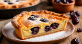 Французский пирог без разрыхлителя: 4 яйца, мука, чернослив — и духовка творит своё дело