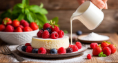 Режу любые ягоды и заливаю молоком: дешёвый десерт вкуснее покупного торта — без духовки и теста