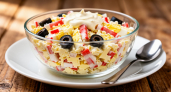 Крабовые палочки, маслины и замороженный сырок: мой фирменный салат за 10 минут без майонеза