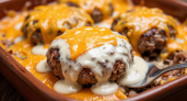 Два блюда из обычного фарша с белым соусом: котлеты под сыром и мясо по-французски — пальчики оближешь