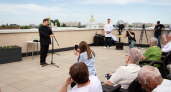 Сергей Безруков продекламировал стихи на крыше воронежского онкоцентра