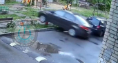 Подросток на иномарке снес карусель на детской площадке в Воронеже