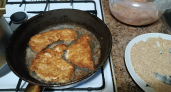 Сочные куриные отбивные, от которых все ахнут: секрет в луковом кляре — такая корочка, что пальчики оближешь