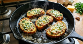 Хрустящие чесночные гренки с сыром: как приготовить идеальную закуску на сковороде за 10 минут