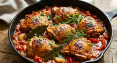 Самая вкусная курица на сковороде: делюсь любимым семейным рецептом сочных бедрышек в густом соусе