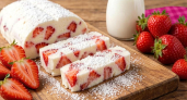 Беру бутылку и наполняю клубникой с молоком: готовлю свой любимый десерт "Снежок" — без духовки и сахара