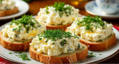 Зеленая намазка на летние бутерброды: нереальная вкуснятина за 10 минут — и на белый, и на ржаной хлеб, и на гренку