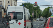 Встал на красный, а сзади "скорая" с мигалкой и сиреной — уступать или нет? В ГАИ поставили жирную точку в вопросе