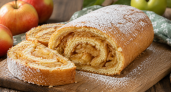 Когда яблоки уже некуда девать, пеку эту сочную вкуснятину — просто выливаю тесто на начинку и сворачиваю рулет