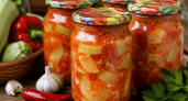 Кабачки не замораживаю — закатываю с помидорами и перцем: получается тот самый «Тёщин язык»