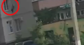 Прыжок с кофтой со второго этажа сняли на видео в ЖК Ботанический сад