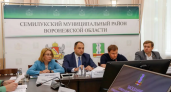 Максима Зацепина утвердили главой Семилукского района