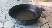2 ложки в сковороду — и старый нагар исчезает: метод одного пальца