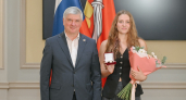 Губернатор встретился с пловчихой Дарьей Клепиковой перед Кубком мира