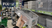 В Fix Price нашла узкий контейнер с ручкой: одна покупка — и продукты больше не теряются у задней стенки холодильника