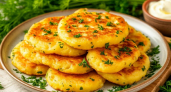 Беру картофельное пюре и зелёный лук — и на столе гора вкуснейших лепёшек: идеально к супу, мясу и просто со сметаной