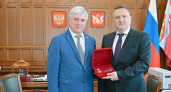 Гусев вручил Прокопенко знак за добросовестный труд