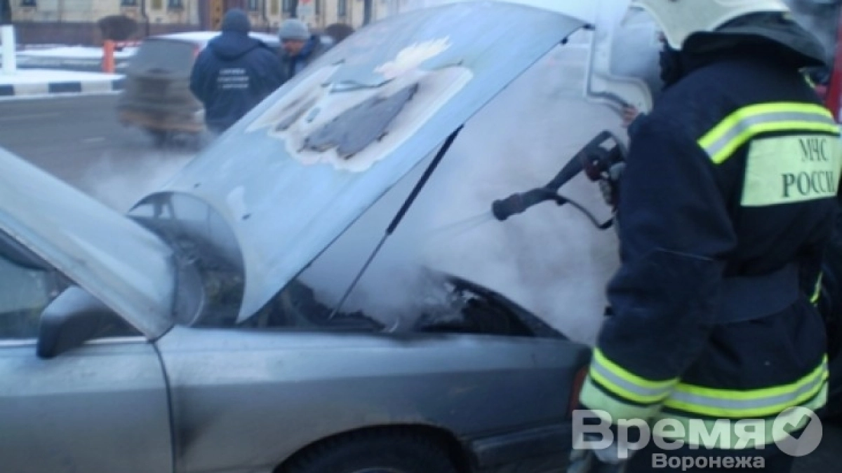 В Воронеже у здания облправительства вспыхнула легковушка