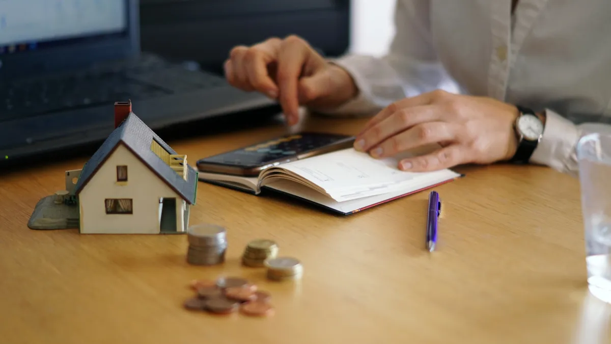 Долги за ЖКХ начнут списывать через «Госуслуги»: что изменится для должников