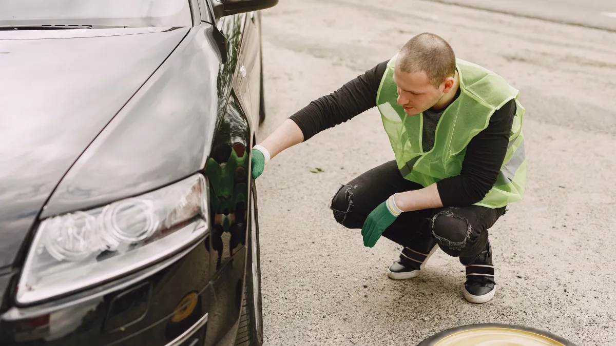 Выходить из машины нельзя: как воры отвлекают водителей мусором