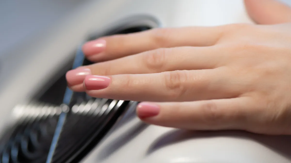 Копеечное средство для крепких ногтей: делаю это каждый вечер и забыла о ломкости