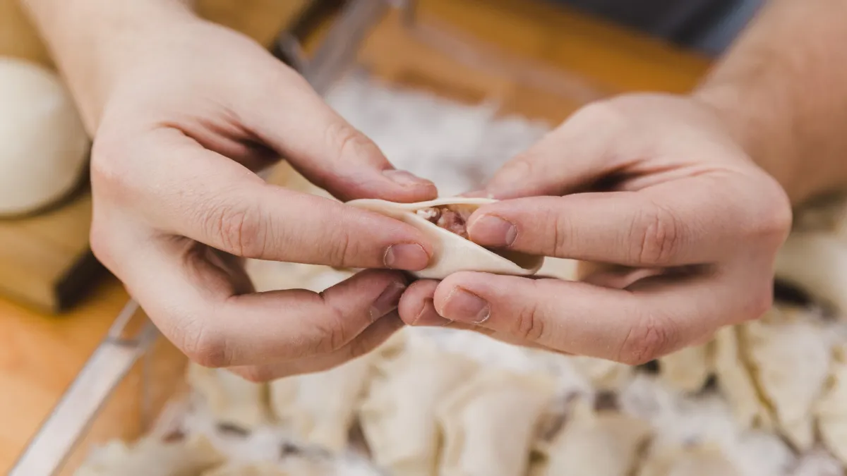 Никакой лепки: готовим сочные пельмени за полчаса из целого пласта теста - делюсь рецептом