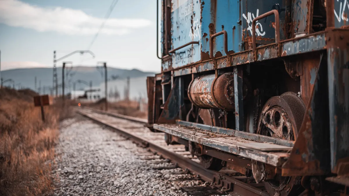 Машина выехала на железнодорожные пути в Воронежской области