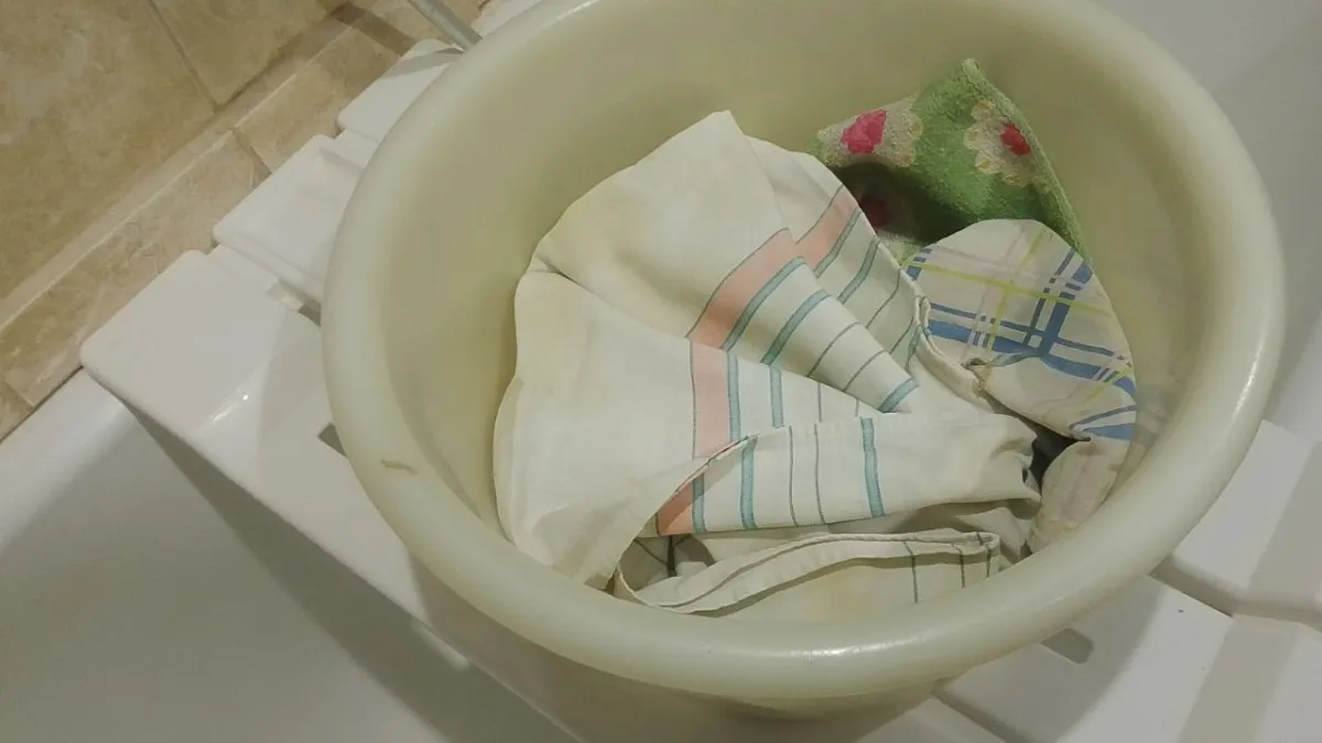 Кладу 1 ложку в барабан — и даже серая тряпка становится белее снега: секрет идеальной стирки за копейки