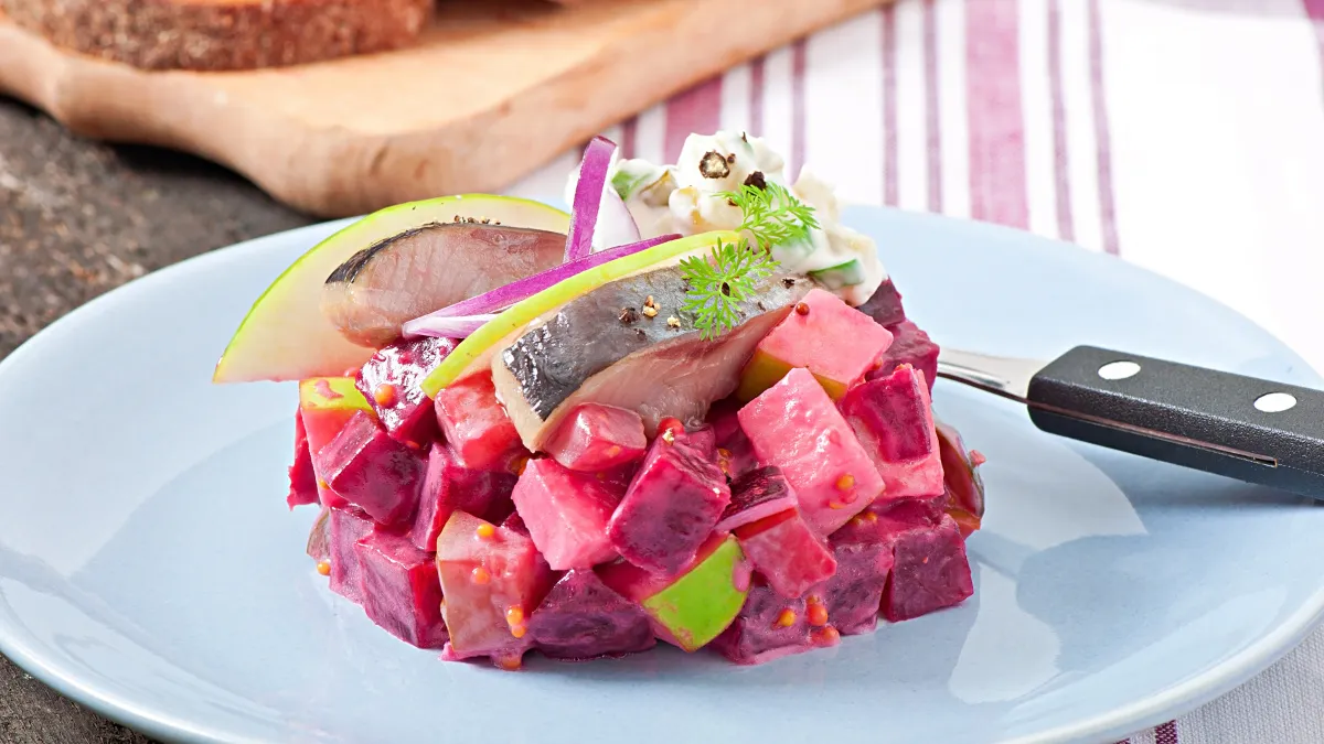 Вместо шубы теперь только этот салат: запеченная картошка с селедкой покорила всех