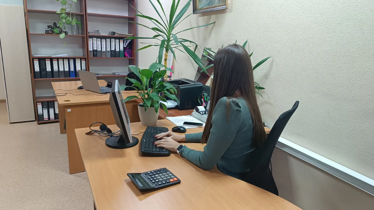 Что скрывается за улыбкой того, кто со всеми в хороших отношениях: психология «идеального коллеги»