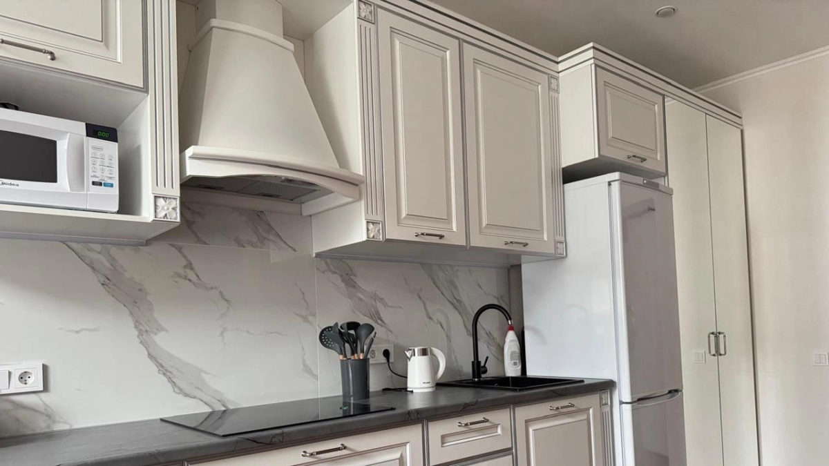 Как отмыть кухонные шкафы от жира: 2 бюджетных способа, которые реально работают