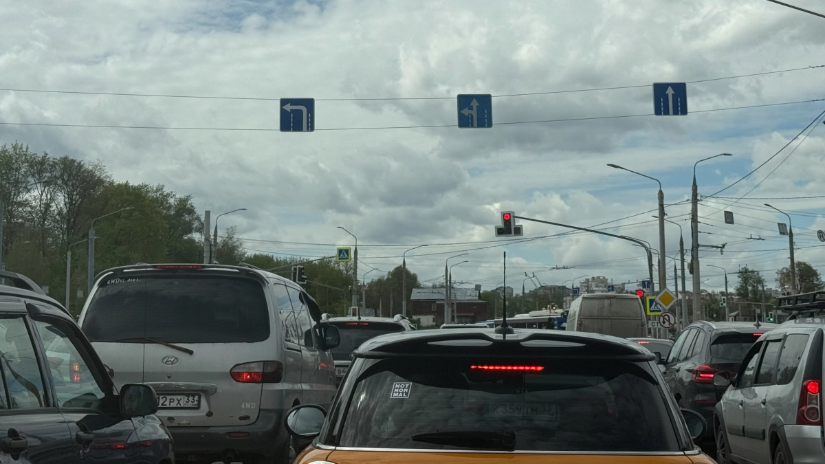 Зеленый проехал, красный доехал: оштрафуют ли водителя за завершение маневра на красный сигнал светофора — рассказывает адвокат