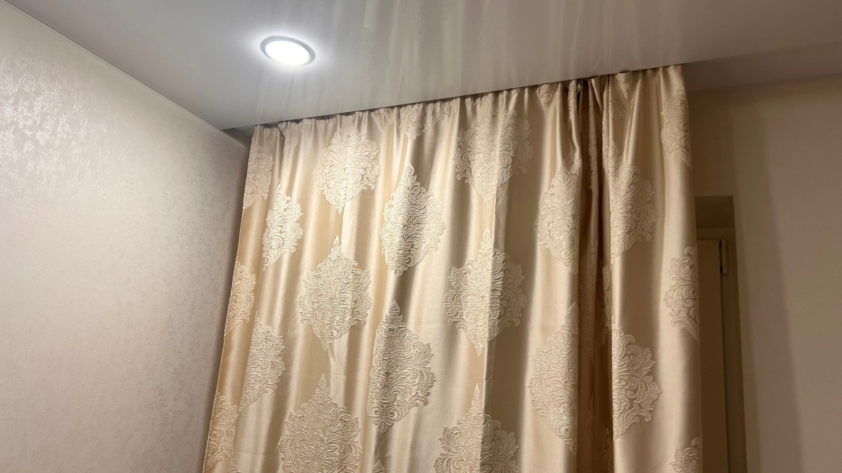 «Бабушкины» шторы возвращаются: забудьте про бежевый — 5 цветов, которые сделают ваши окна произведением искусства