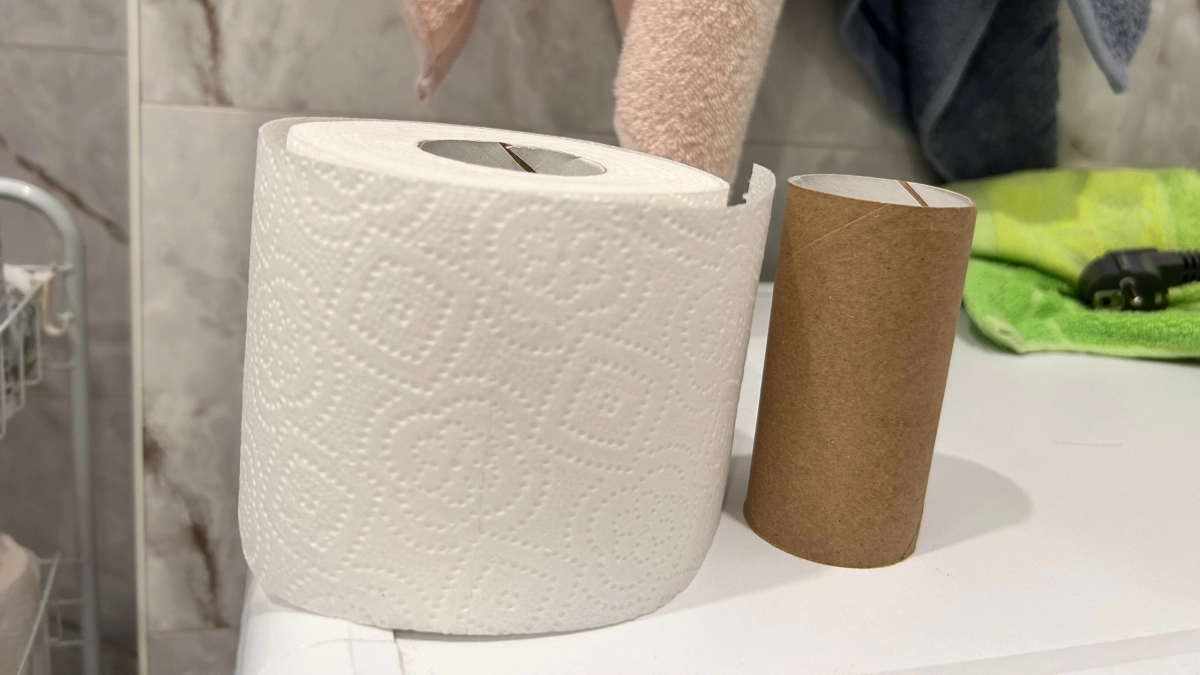 Смачиваю туалетку уксусом — и забываю про налет: отмываю унитаз до блеска без дорогой химии