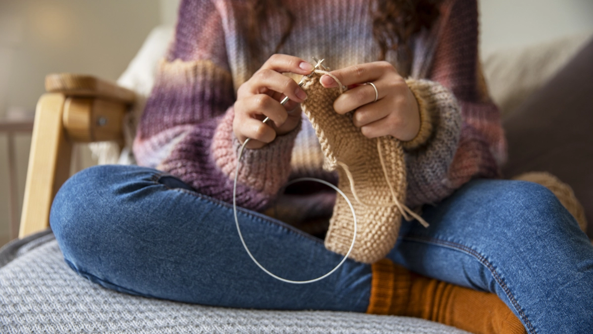 Остатки пряжи больше не лежат мертвым грузом: три вещи из обрезков, которые экономят до 3000 рублей в месяц