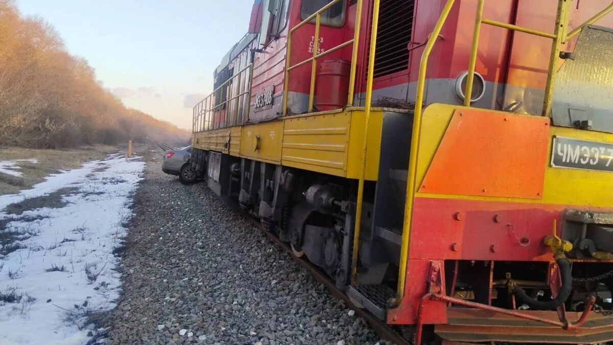 Тепловоз протаранил легковушку на переезде под Воронежем