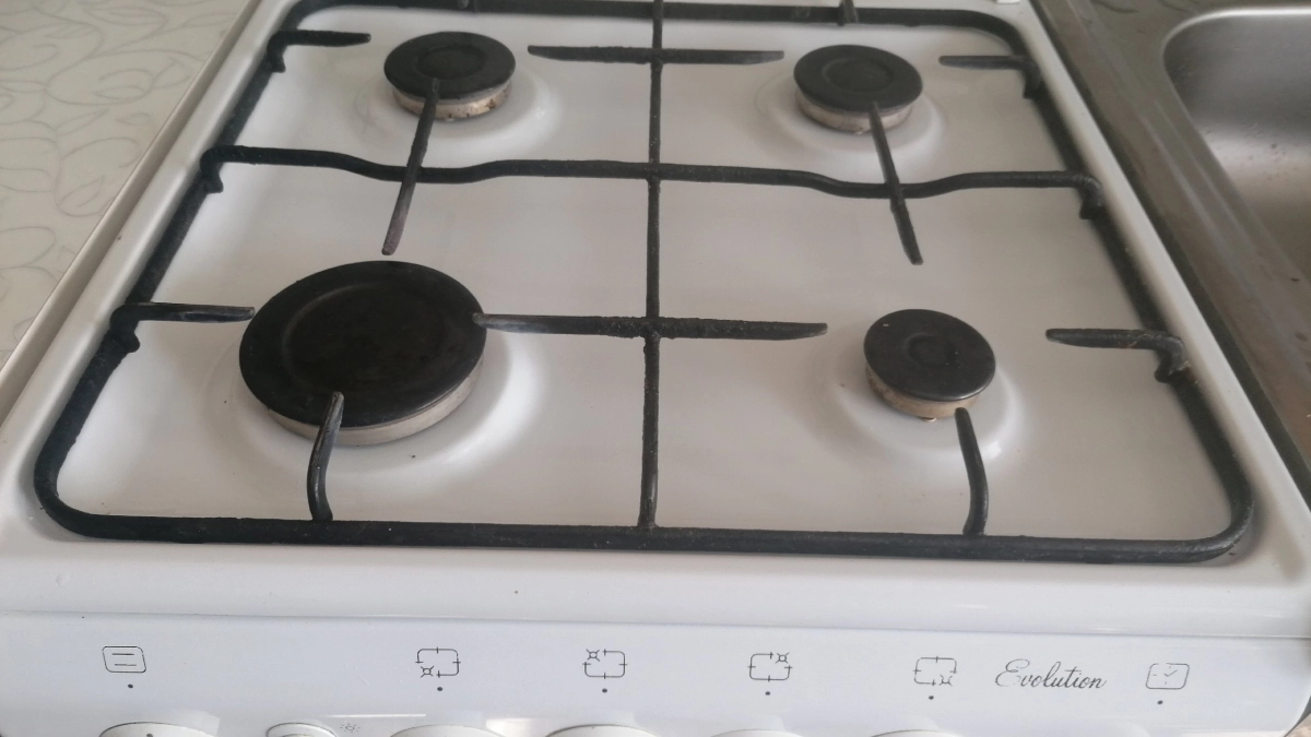 Плита сверкает как новая: забудьте про дорогую химию — только народные средства