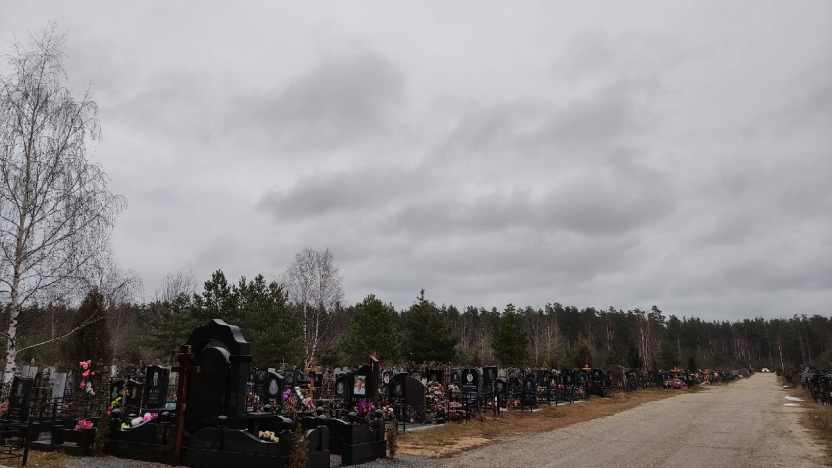 В Воронеже перед Пасхой растут цены на уборку могил