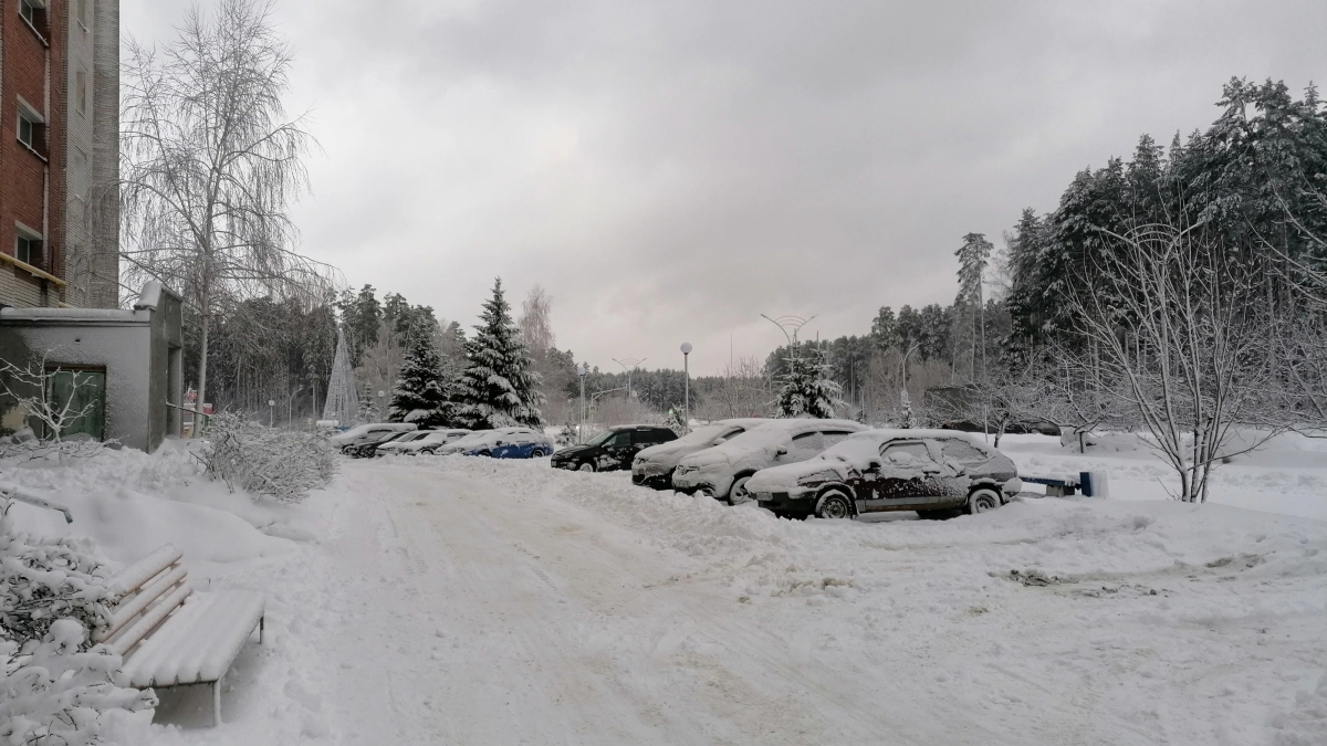 В Воронеже продолжают избавляться от брошенных за зиму авто во дворах