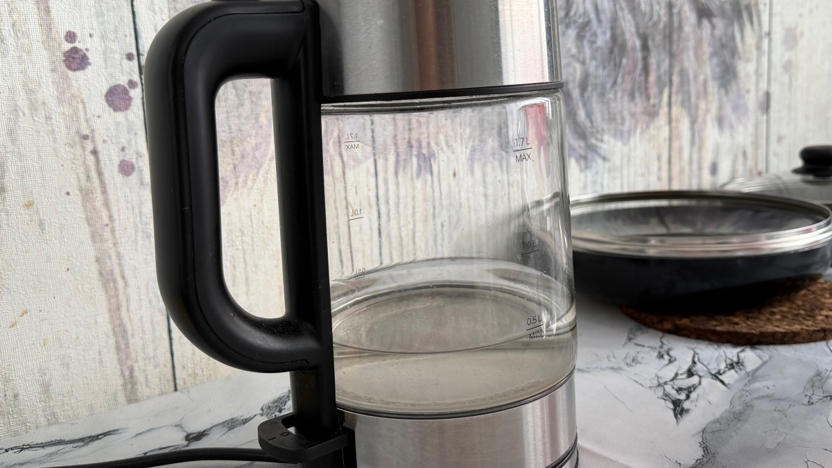 1 средство — и перестала мучиться с накипью в чайнике: главное — никакого запаха уксуса