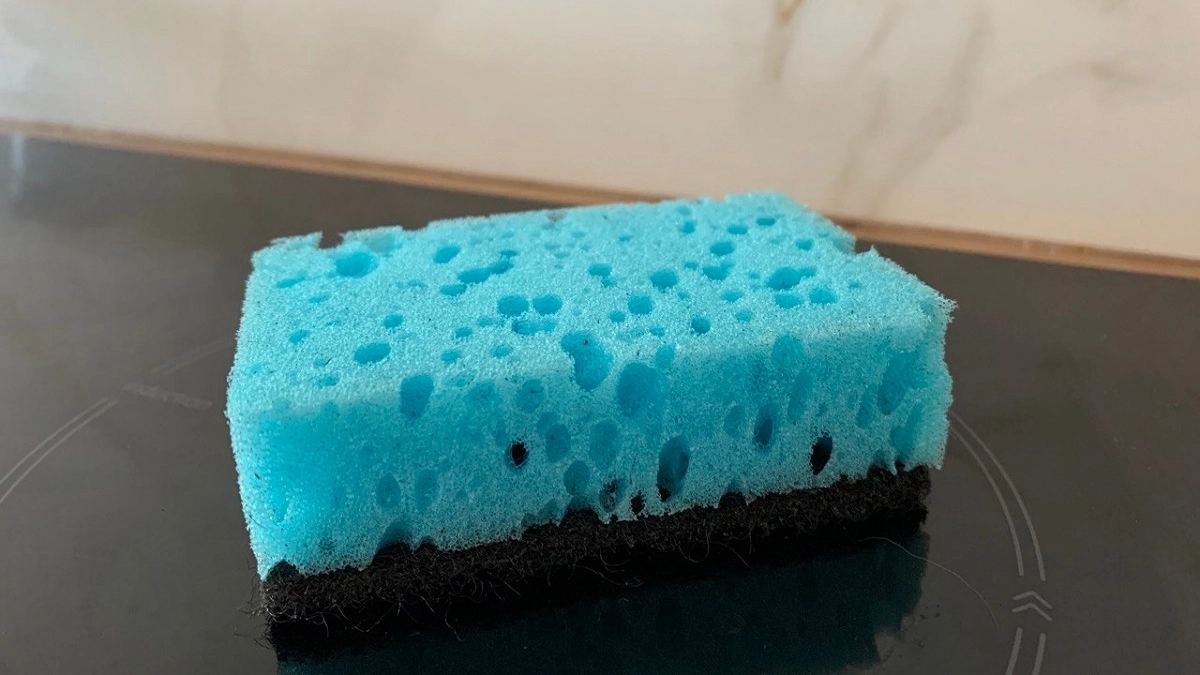 Тряпка, которой я мою кухню, оказалась грязнее унитаза: меняю губки и тряпки строго по графику — сохраните этот совет