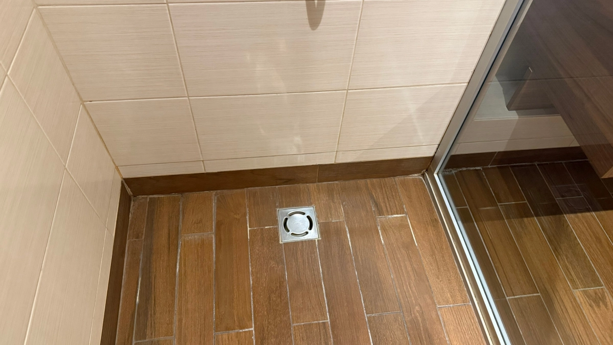 Швы между плиткой почернели, а я не вызывала клининг: очистила их сама за один вечер — без химии и дорогих средств