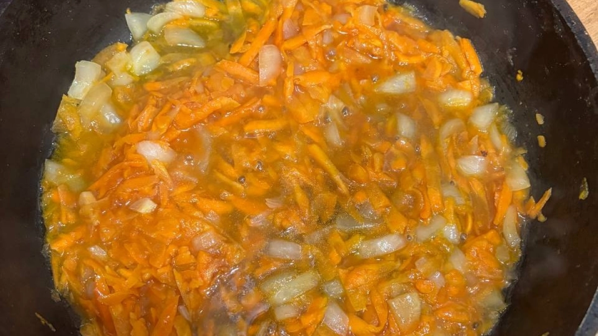 Почему я перестал жарить лук и морковь вместе: секрет, который раскрыл вкус любого блюда — запомните эту последовательность