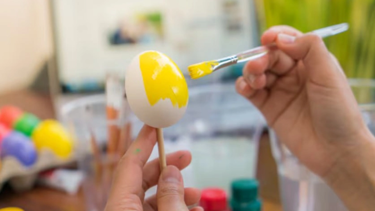 Пасха без химии: метод окрашивания яиц вином, который дает стойкий рубиновый цвет