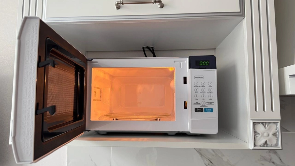 5 минут пара — и микроволновка как новая: очистила весь жир внутри — 5 простых способов, которые работают