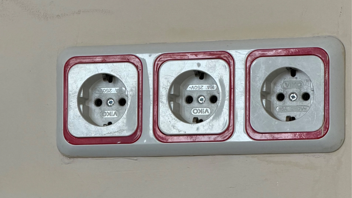 Керамика или пластик: какие розетки надежнее — разбираемся, чтобы не прогадать