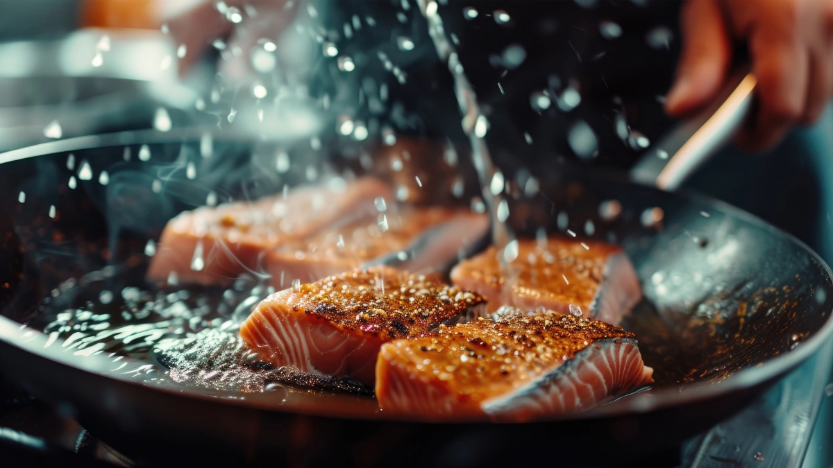 Рыба прилипает к сковороде? Повара называют 4 ошибки, которые мешают золотой корочке