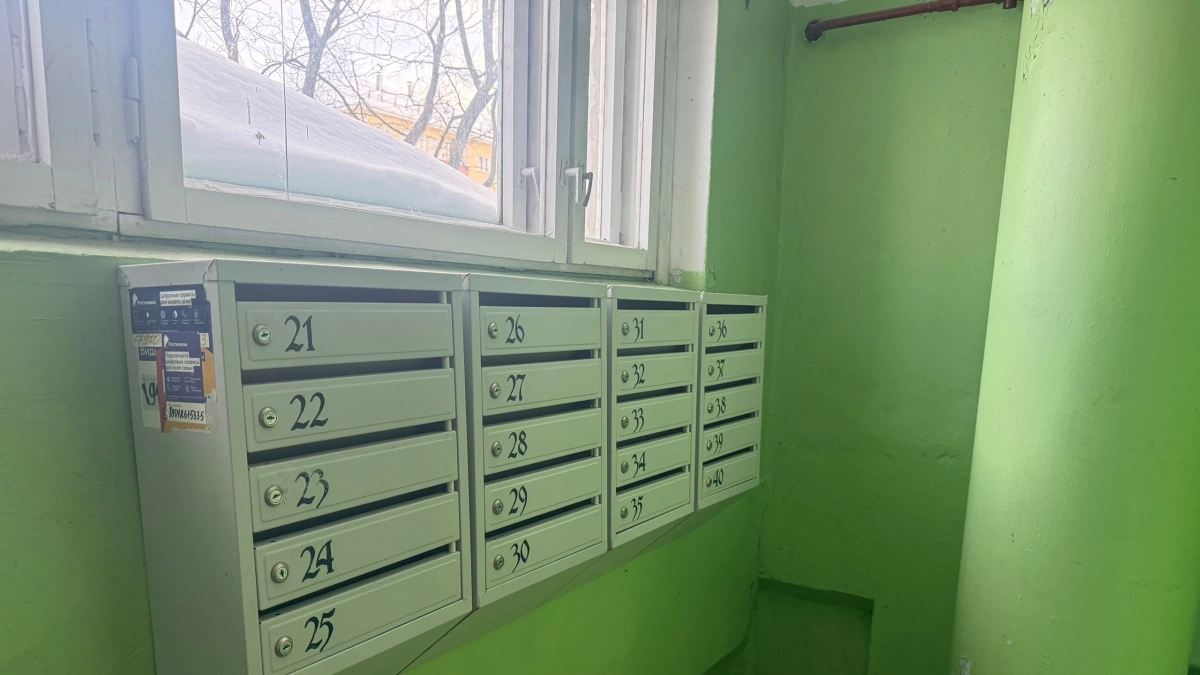 Окна в подъезде треснули и не закрываются: в какие инстанции жаловаться, чтобы УК сдвинулась с места